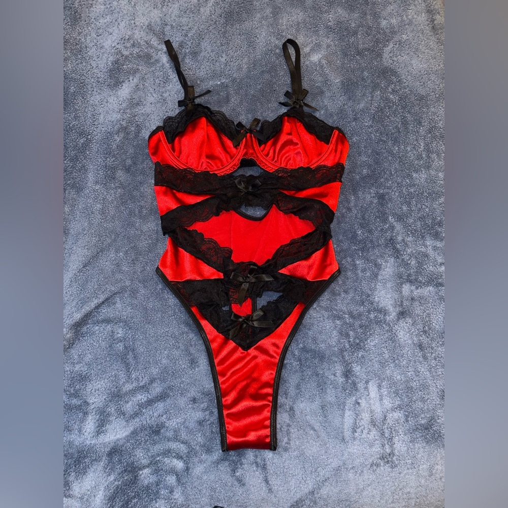 NWOT Fashion Nova Elegant Red and Black Lace Bodysuit - Picture 3 of 8